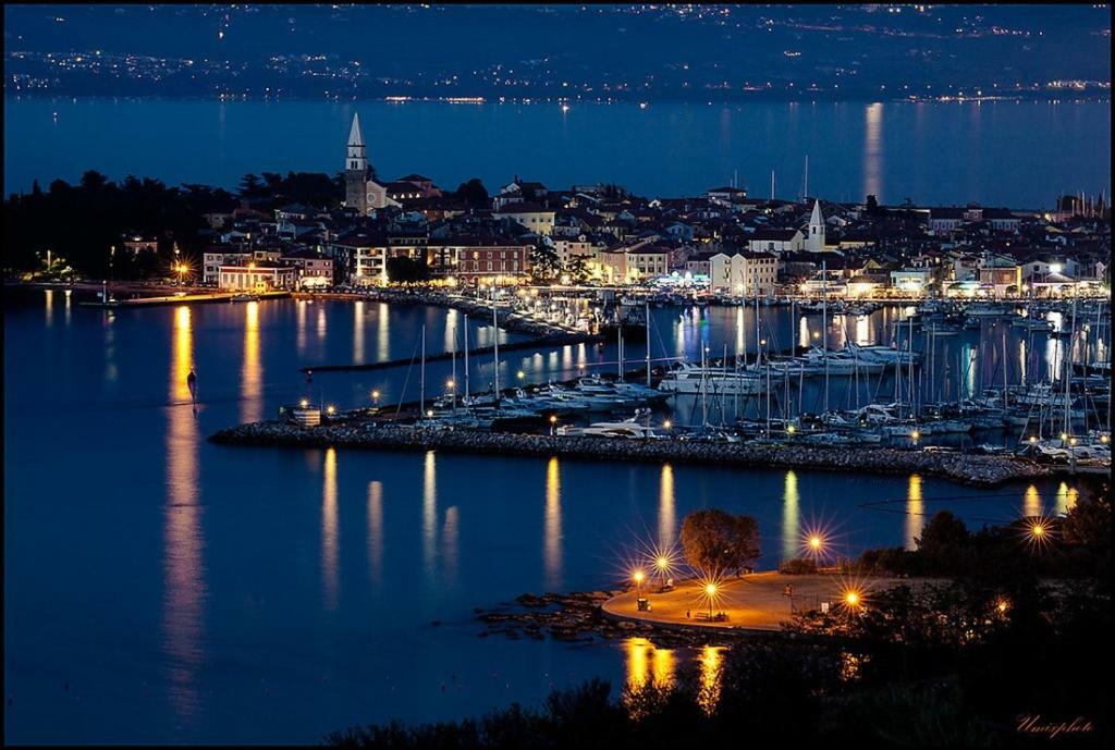 Cozy Apartments Buket In The Center Izola Bagian luar foto