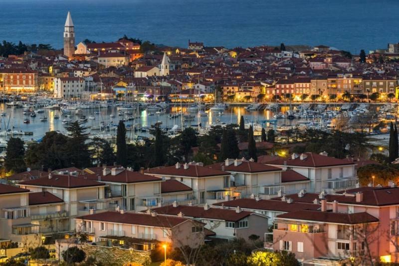 Cozy Apartments Buket In The Center Izola Bagian luar foto